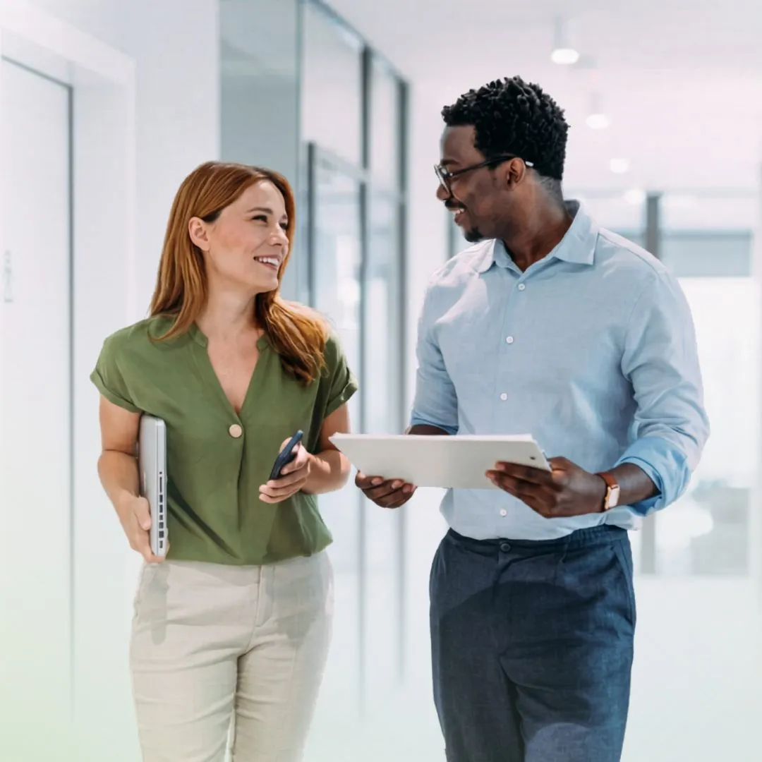 Deux professionnels échangent dans un espace de travail lumineux